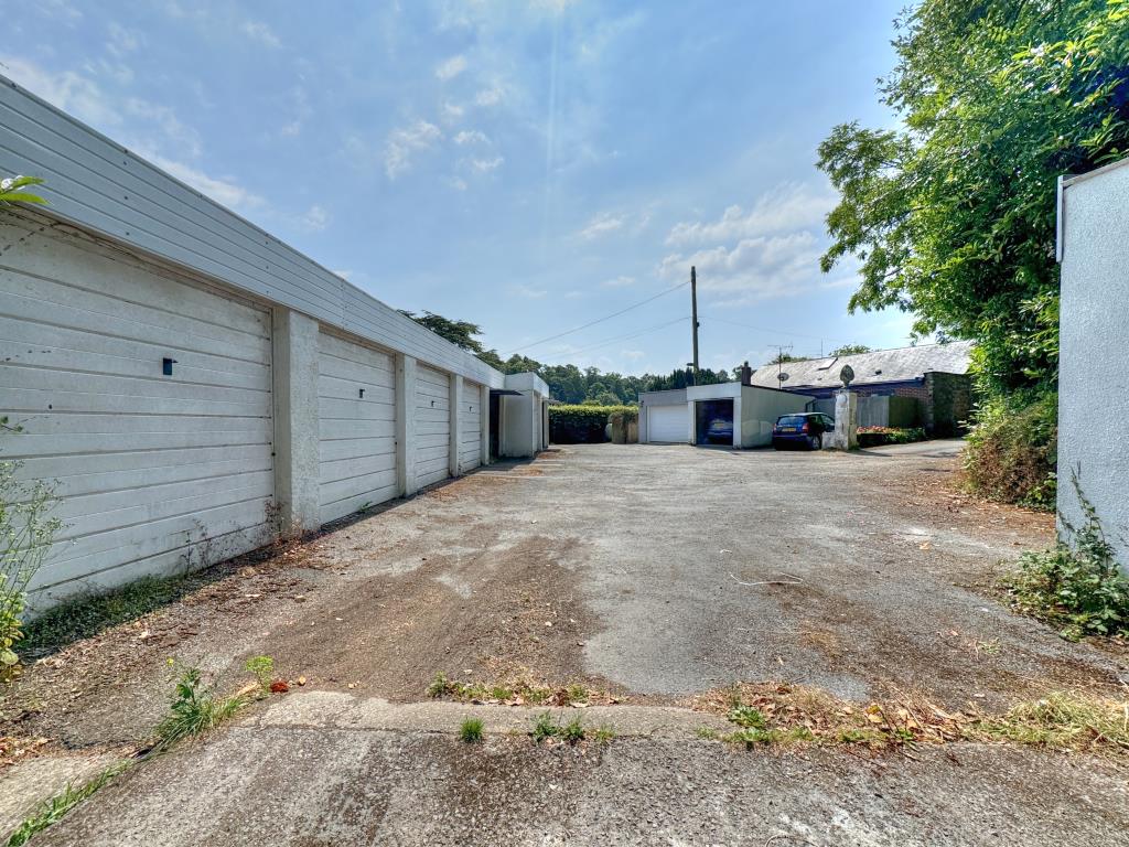 Lot: 167 - TWO-BEDROOM TOP FLOOR FLAT - Garage Block